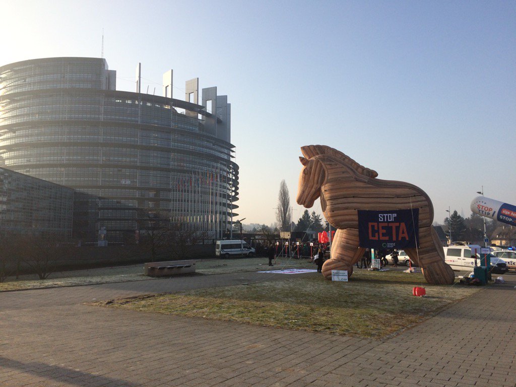 Les opposants au #Ceta ont installé un cheval de Troie devant le parlement européen #strasbourg