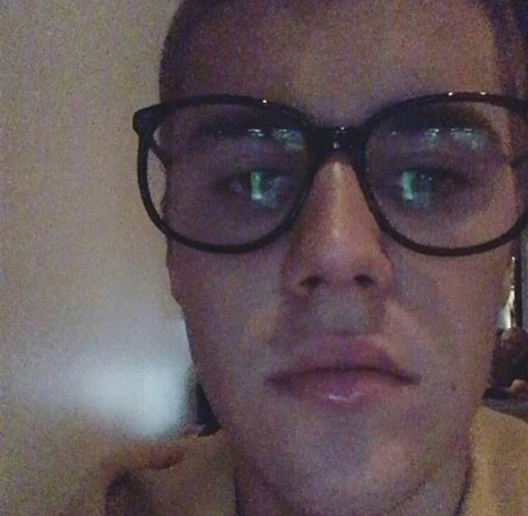 biebsfire06's tweet photo. nine #iHeartAwards #BestFanArmy #Beliebers https://t.co/J3fOKhRGyJ