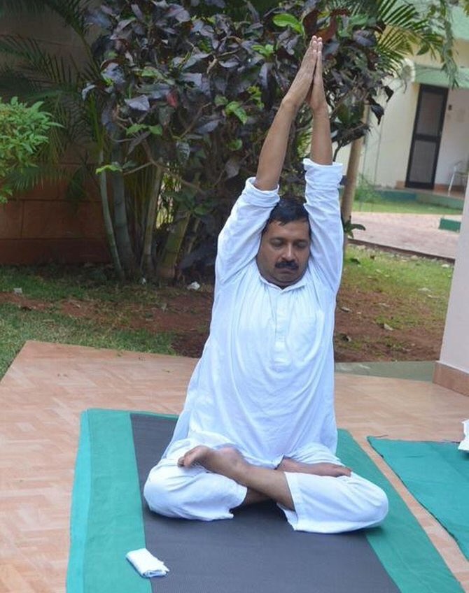 BesuraTaansane's tweet photo. YugPurush trying to launch 🚀 himself using the gas from eating lotsa Aloo n Samosas AapSpaceResearchOrg #AASRO @Divsbabs @TrollKejri https://t.co/w09mSXU4mo