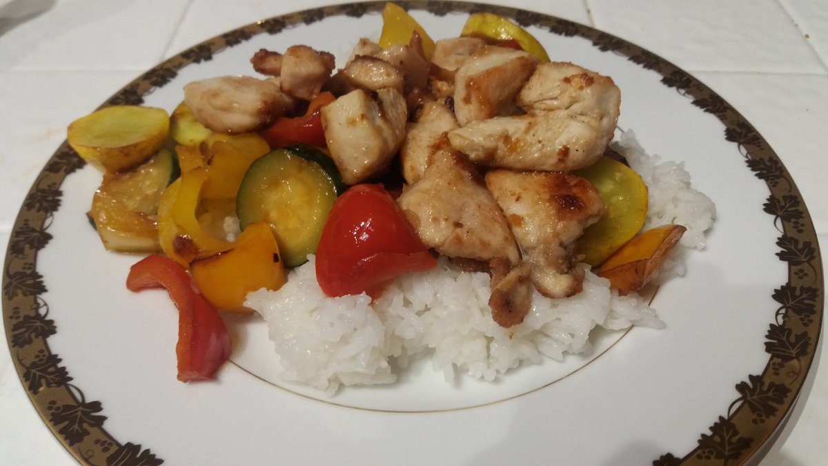 ICPositively's tweet photo. Delicious jasmine rice with garlic chicken & #IC-FRIENDLY veggies #InvisibleDisability #InterstitialCystits #ICWARRIORS https://t.co/VrVTTsWi5i