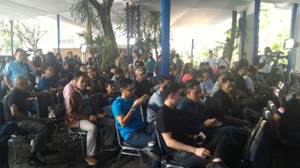 BBCIndonesia's tweet photo. Suasana pos kemenangan Agus-Sylvi yang agak jauh dari hingar bingar. https://t.co/M8eKlpHVsI #PilkadaSerentak2017 #JakartaMemilih https://t.co/6pscLT4DKX