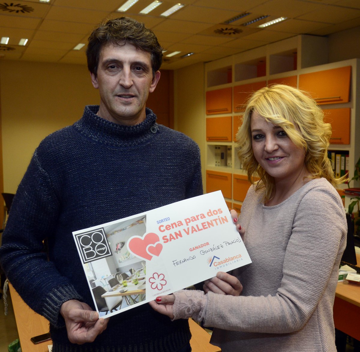 InmoCasaBlanca's tweet photo. Nuestro ganador con su premio. Una cena para dos en @cobovintage ¡Un San Valentín redondo! #cena #sorteos #Burgos #afortunados https://t.co/lwTX7ZE4Qy