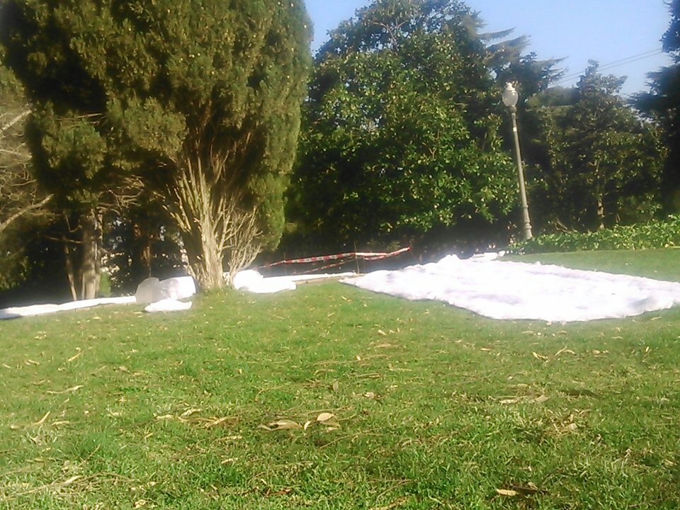opensourcepants's tweet photo. Unos poniendo "nieve falso" por todo parc Verdaguer Monjuic para grabar un anuncio. #barcelona_a_la_venta @AdaColau @galapita https://t.co/5EBQjCX4UB