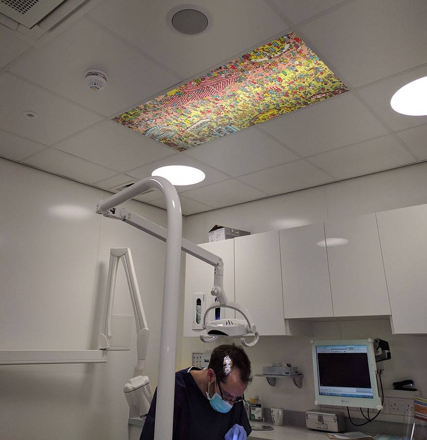 jbdba's tweet photo. Excellent ! Ce dentiste a installé une grande image de "Trouver Charlie" pour distraire les enfants pendant les interventions. https://t.co/Bv3Oc0iGPC