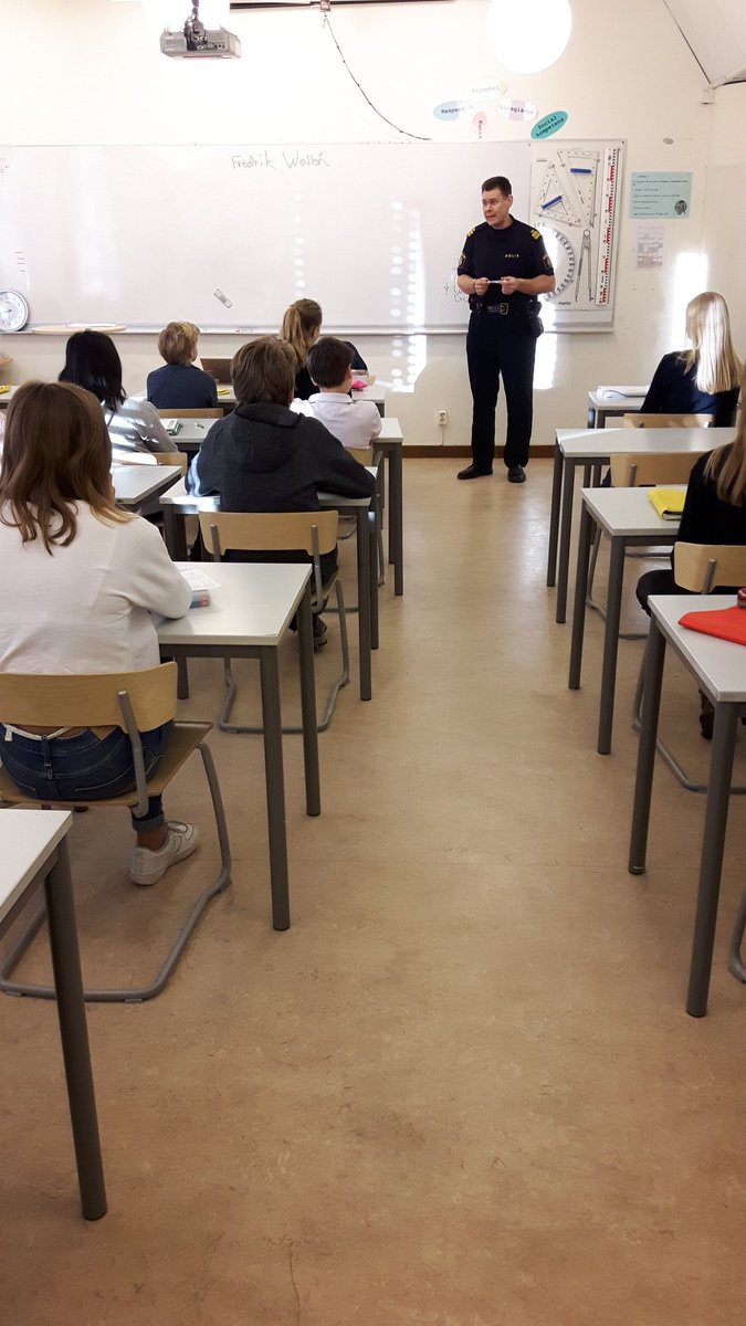kvantjohanna's tweet photo. Kommunpolis Fredrik Wallen informerar om lag och rätt i våra sjuor. #bygganätverk #arbetaförebyggande #lidskol https://t.co/BYcFOeUILy