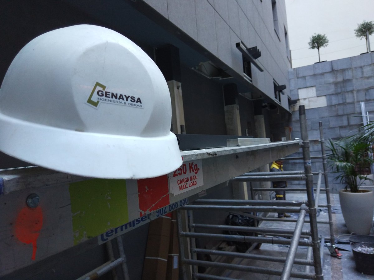 genaysa's tweet photo. Esta mañana nos encontramos en el Hotel Molina Lario realizando obras de acondicionamiento en el patio interior. #Malaga #Genaysa https://t.co/D3ZeZrk0KY
