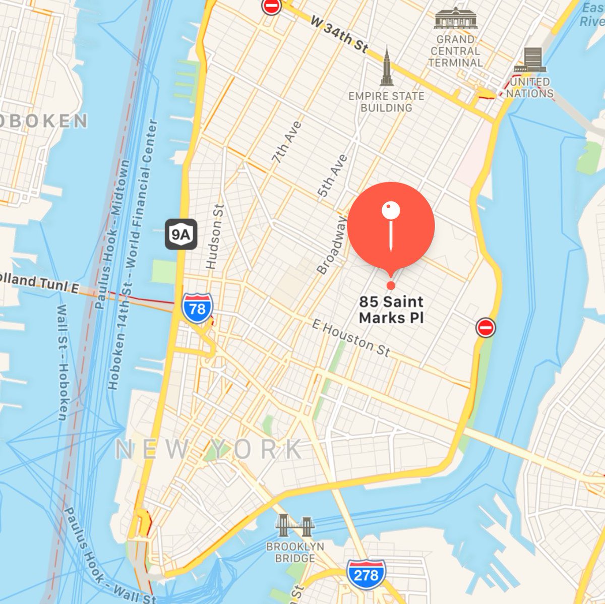 Feininger nació en 1871 en el número 85 de St. Marks Place. En esa calle vivieron también Leon Trotsky, William Burroughs o Debbie Harry
