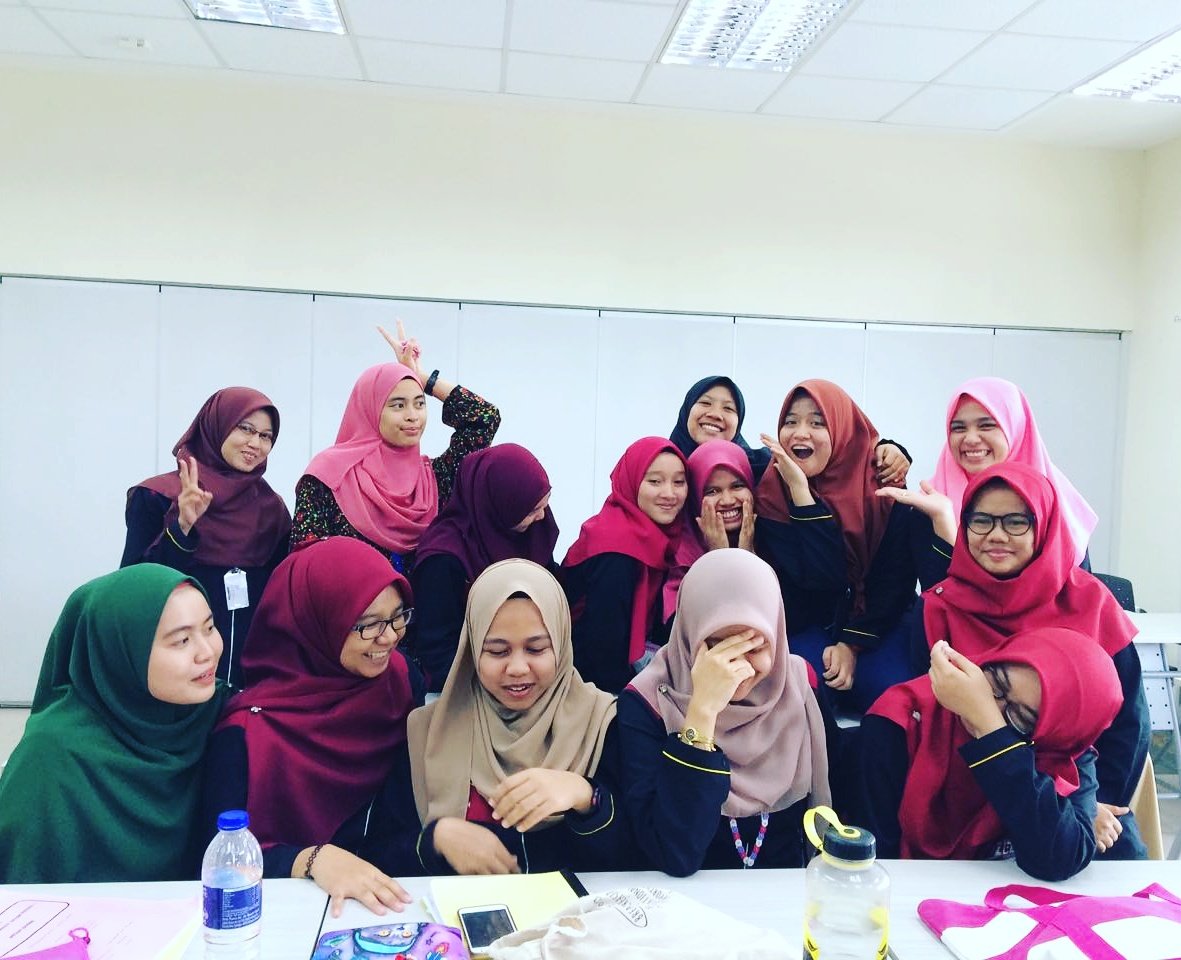 ainananadia's tweet photo. #otwfinal #hwaiting #busy https://t.co/Ysj8M72W2o