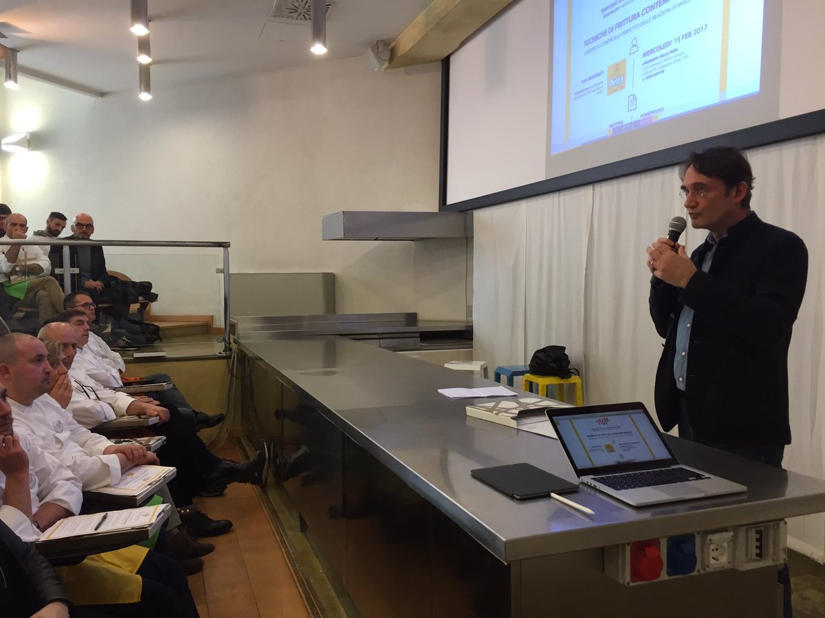 MolinoQuaglia's tweet photo. Si parla di #frittura a #pizzaup17: tra poco l'intervento del prof. #davidecassi https://t.co/jyZMBvDG9B