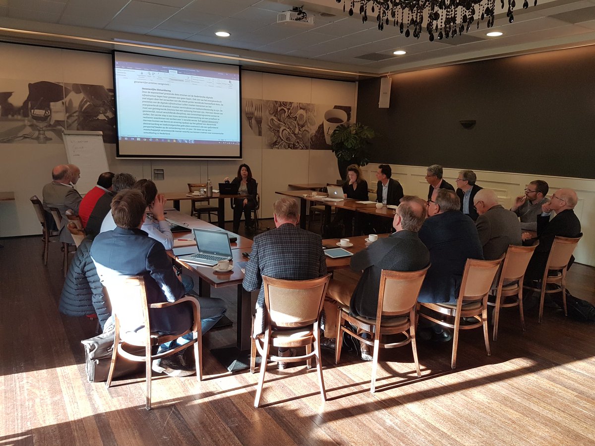 InnoProfs's tweet image. Experts verkennen de mogelijkheden van geïntegreerde fotonica tijdens tweede inspiratietafel van #KIEN. #houdevoorsprong !