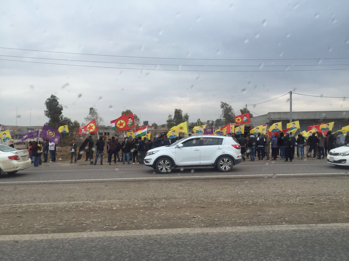ayayayseler's tweet photo. PKK eylemcileri Erbile doğru ilerlerken Altunköprüde eylemlerine devam ediyor ... https://t.co/1nDh4gGqb2