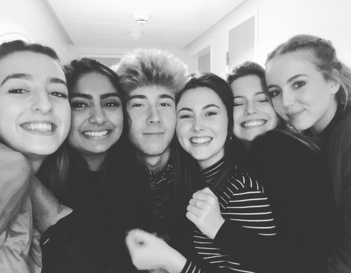 _daisyhewett's tweet photo. Happy birthday!! @annoyingmollly hope you have fab day✨ miss you loads X https://t.co/mmCAlVQwwn