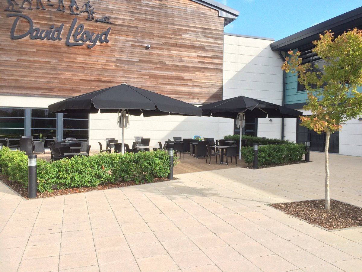 From 2.5m-8m,an #Uhlmann #GiantUmbrella is the perfect solution for a stylish &amp; comfortable #SunShade #HerefordHour  shadesofcomfort.com/product-catalo…