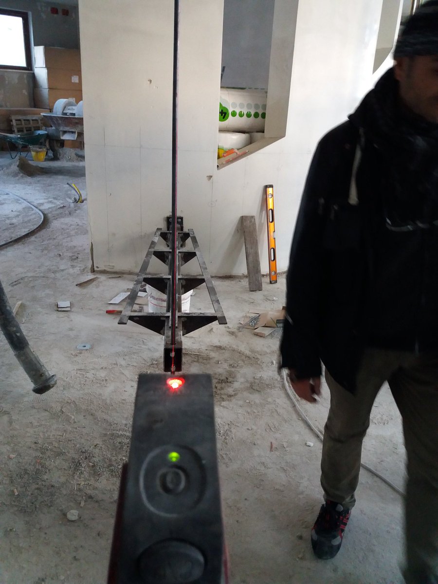 salvatoresolaro's tweet photo. Padula,si comincia a montare la scala in acciaio ed a verificare con il laser la perfetta verticalità dei tiranti. https://t.co/4pyMMrf3X0