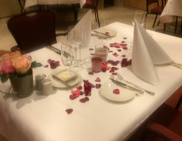 Bartimeusnieuws's tweet photo. Geslaagd #Valentijnsdiner gisteravond. 22 gasten hebben heerlijk gegeten @OudLondonZeist en zelfs gedanst in het donker. Mooie reacties! https://t.co/n6PnlvizHo