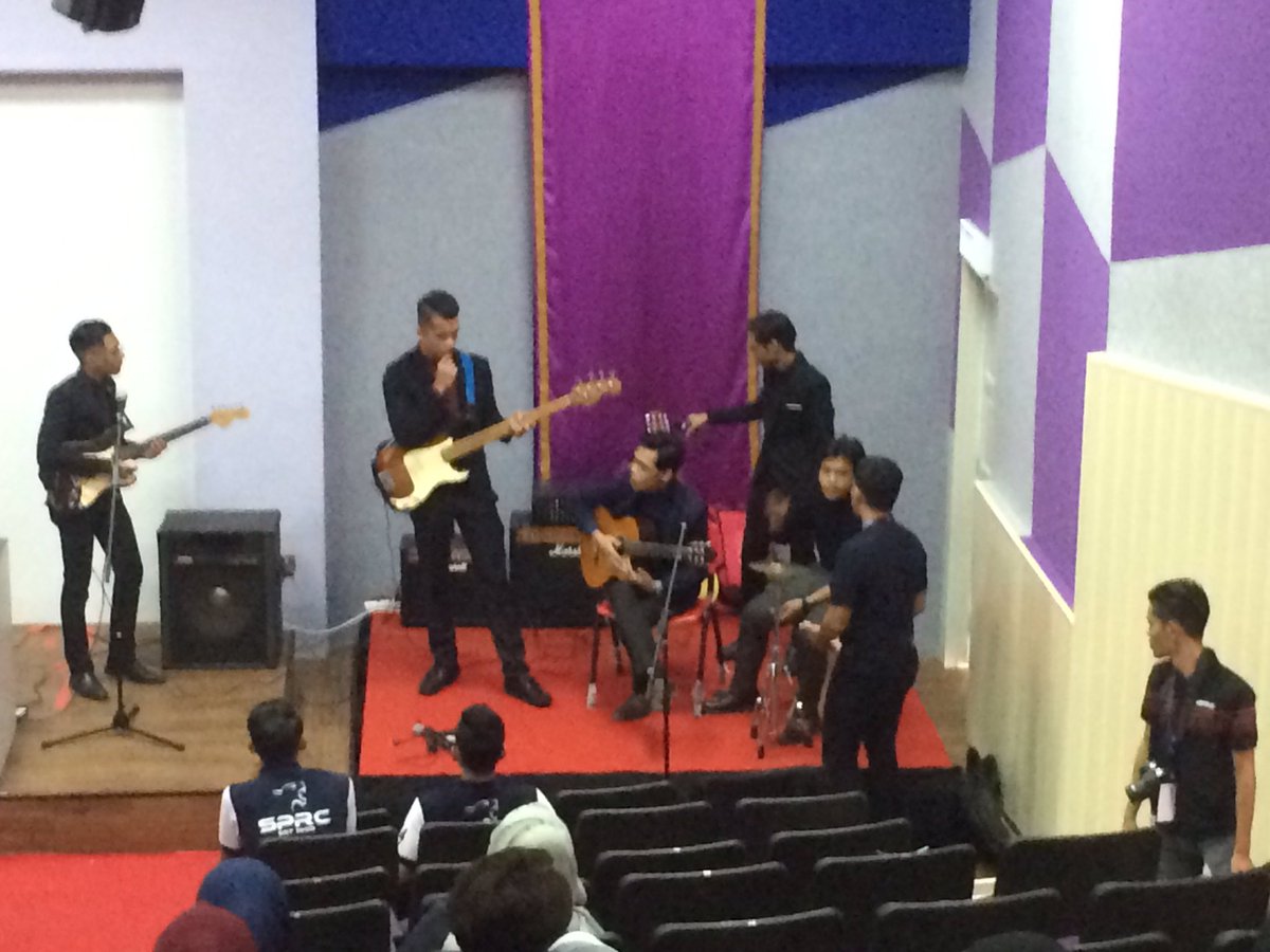 MuSEby4F's tweet photo. Thank you guys sbb datang! You are the best audience so far!! The end of Viral 2.0, inshaAllah ada Viral 3.0 tahun depan #MuSE2k17 #Viral17 https://t.co/CK9nYx0qhT