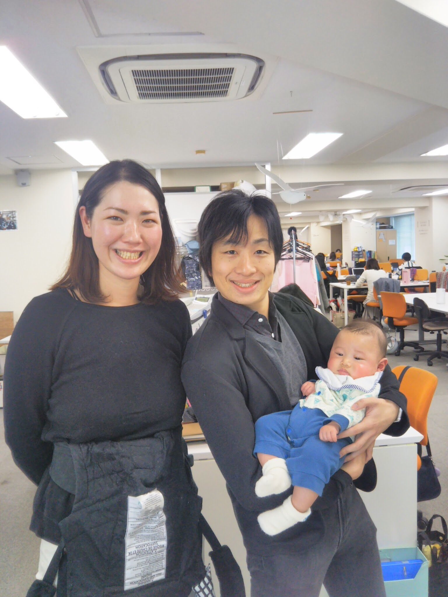 駒崎弘樹 Hiroki Komazaki 政策起業家 1月出版 育休中の社員が 赤ちゃんを職場に連れてきてくれました 抱っこスクワットしたら赤ちゃんが笑ってくれ 内心 我が子の時に太ももがバリバリの筋肉痛になるくらい抱っこスクワットしてたのは