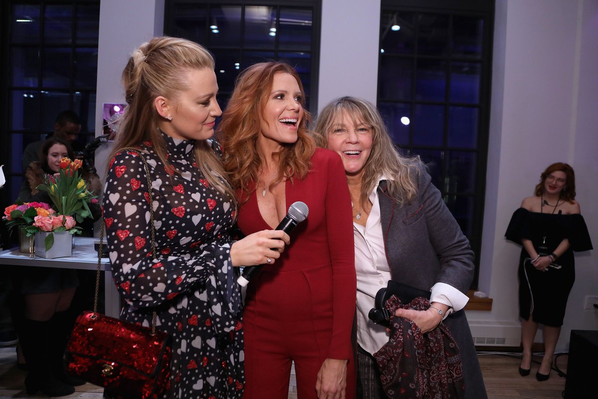 BlakeLivelyBR's tweet photo. Mais algumas fotos da Blake com sua irmã Robyn e sua mãe Elaine, no evento da L'Oreal Paris (13) em NY. #LorealLoves #GalentinesDay https://t.co/BF4YKw7tt2