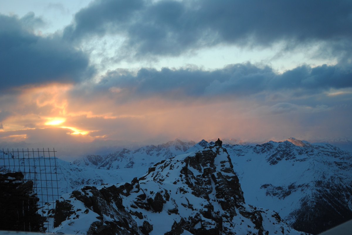 AptValdiSole's tweet photo. Ok, vi facciamo mettere la sveglia presto, ma credeteci: ne vale la pena. #TrentinoSkiSunrise arriva in @ValdiPejo!
https://t.co/kJoqBswlEj https://t.co/Ur9aMjrEwA