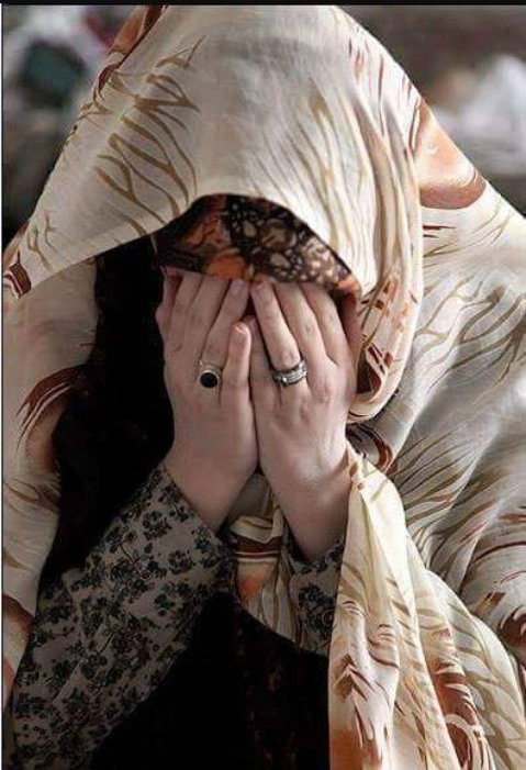 قال الأمام #علي بن أبي طالب{ ع}
فأن غدرت بك الأيام فأصبرو 
لاتيأسوا ف والله مابكت عين إلا
وفوقها رب يخبىء لها الأجمل ☺