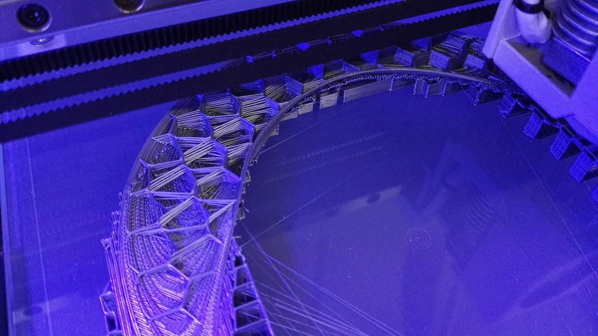 Cluneyd's tweet photo. @bcn3dtech just started this complex deformed doughnut shape! #3dprinting #bcnsigma https://t.co/QynHvsDBTH