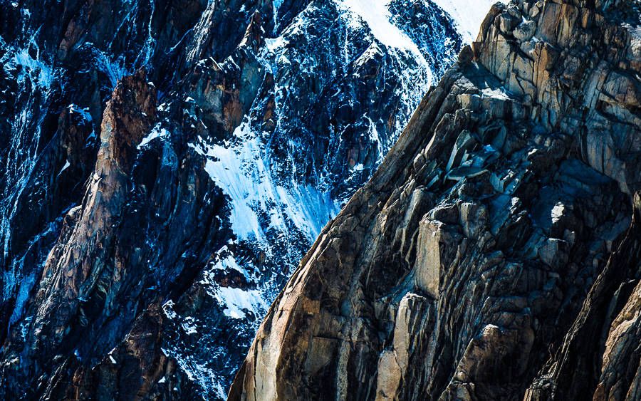 fubiz's tweet photo. Spectacular Mont Blanc Pictures by Esteban Wautier https://t.co/Q4AgSTiSPX https://t.co/b77OZiN7ki