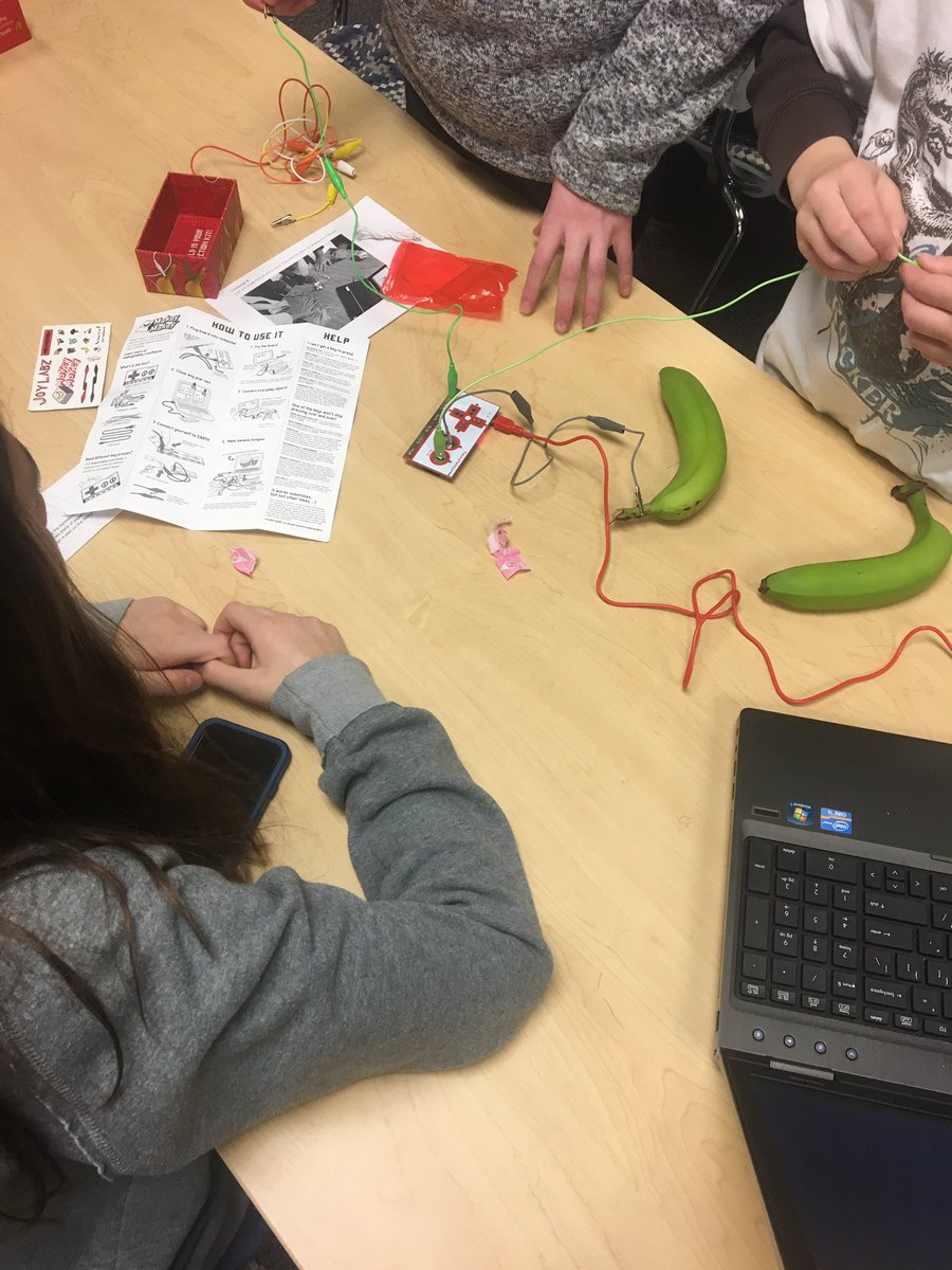 Mgolles_library's tweet photo. Makerspace in action! @LibrarianRTMS #thompsonjags #thompsonmakes #rtmslibrary https://t.co/EgmPKyGoaP