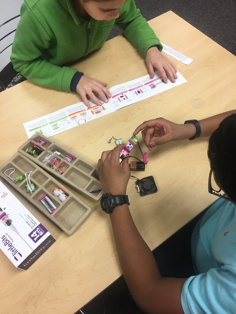 Mgolles_library's tweet photo. Makerspace in action! @LibrarianRTMS #thompsonjags #thompsonmakes #rtmslibrary https://t.co/EgmPKyGoaP