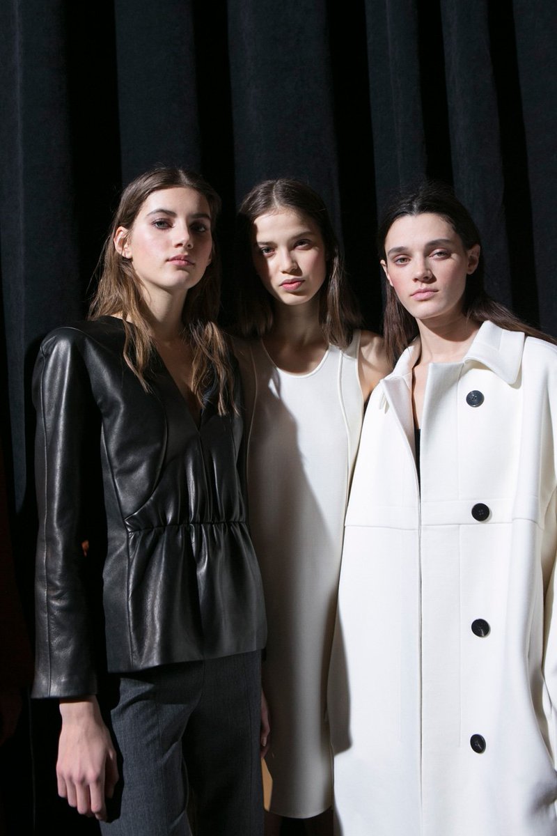 HarpersBazaarmx's tweet photo. Para #FW17, @narcisostudio propone prendas oversize con elementos masculinos con predominancia del blanco y negro. #BazaarFashionWeek #NYFW https://t.co/LniuLIbc8u