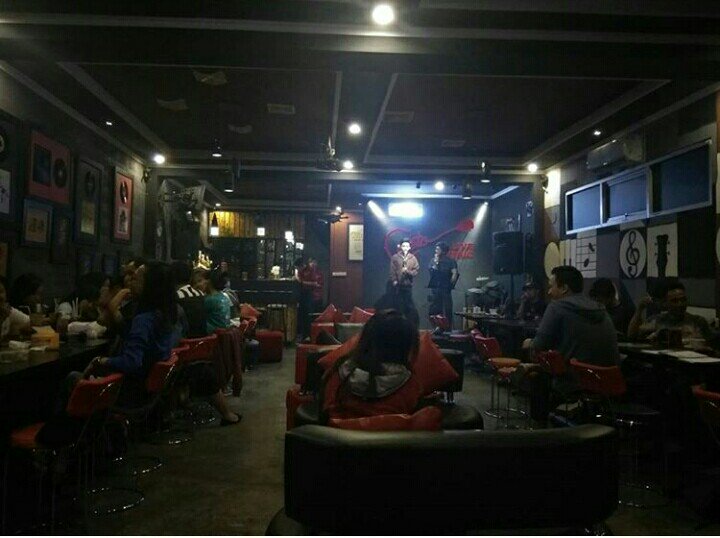 Yaps #OpenMicJtr mlm ini brkhir berbahagia. Terimakasih temen2, penonton yg hadir, serta <a href="/Cudetocaferesto/">cudeto.cafeandresto</a> kami pamit undur, Viva la komtung!