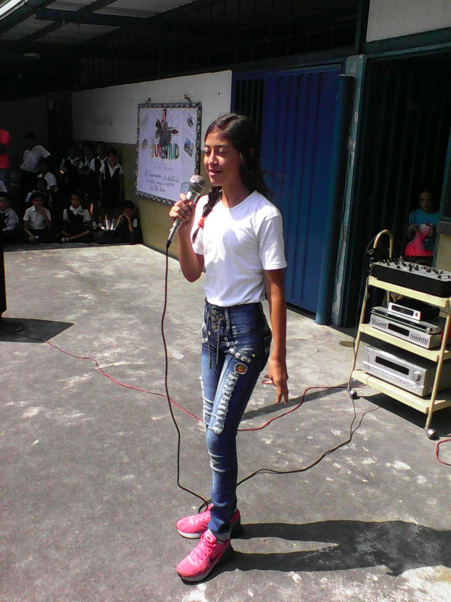 Nuestros reporteritos activados como carteros, entregando correspondencia por el día del amor y la amistad <a href="/Crazet2011/">Crazet2011</a> @ZonaEducTachira