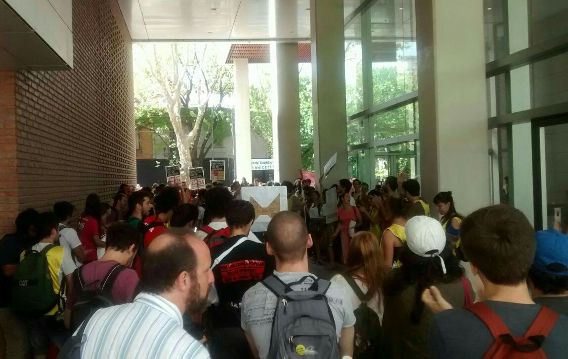UJSPOSociales's tweet photo. [AHORA] Movilización al #CONICET. El directorio se reúne a puertas cerradas para seguir aplicando el ajuste. #NoAlAjusteEnCyT https://t.co/7yVq9VV118