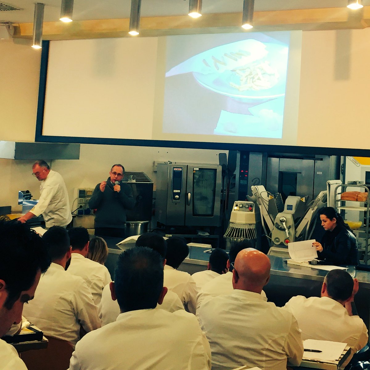 Frbarberini's tweet photo. #pizzaup17 il fritto: è lo spessore del prodotto che conta, non la forma dice @davidecassi #giustocongusto #futurecookinglab https://t.co/w0WCvntqNm