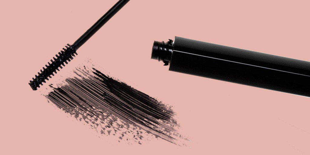 marieclaire's tweet photo. The Weird but Obvious Way to Keep Your Mascara from Clumping https://t.co/Q8b1RCkBJP https://t.co/QcBgK9O3GA