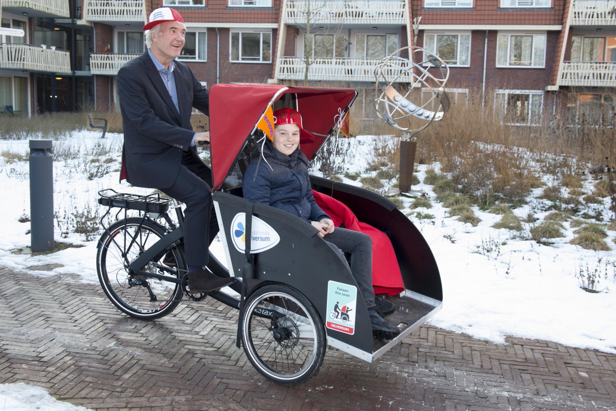 GemeenteHsum's tweet photo. Gister namen @ericvanderwant &amp; Yoram 1e riskja officieel in gebruik. Voor ouderen die niet zelf kunnen fietsen @FaJ_Hilversum @FietsenJaren https://t.co/E7RoJp0vbM