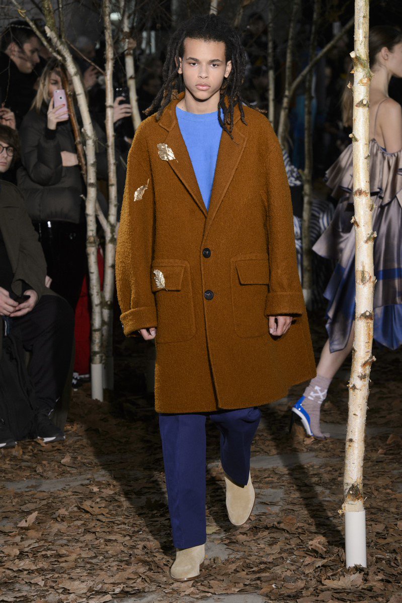 HommeEssential's tweet image. Comfort and a hint of romanticism took over the #OffWhite FW17 #collection by Virgil Abloh (Full collection: goo.gl/TZvFWZ)