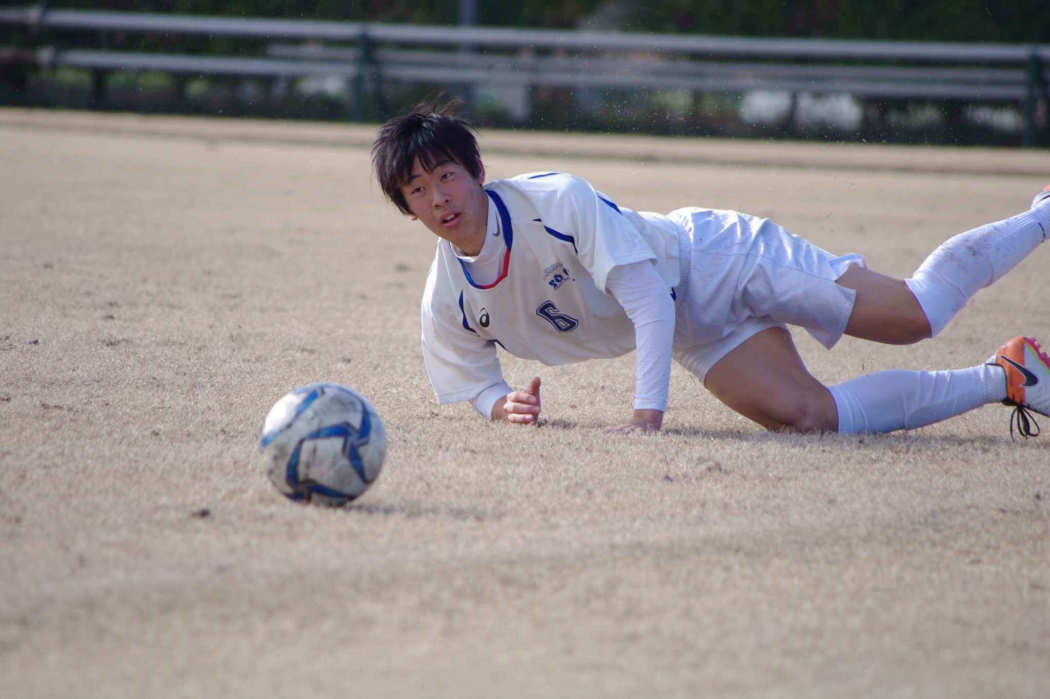 幕総サッカー部 公式 Df 石坂直也 圧倒的な空中戦の強さを見せる 五十嵐稜と共に空中戦の脅威である サッカー 部ではスカシキャラで有名だ 何と言っても名言が飛び出る飛び出る 代表例は シンガポールだって同じ空の下 だろう 怪我が多いのが心配