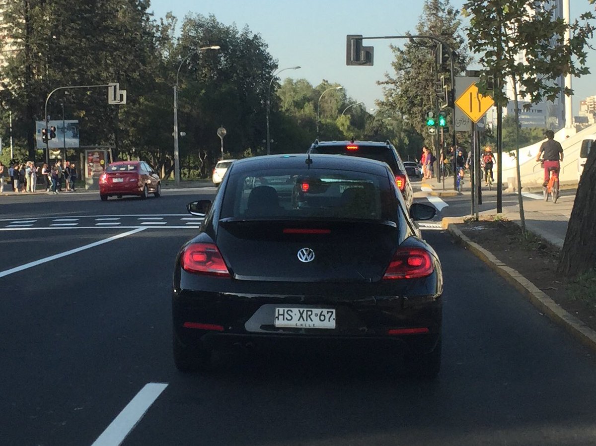 PabloGlezRRCL's tweet photo. Por qué la personas no cuidan la ciudad? Votan papeles por la ventana. Señora educación por favor!!!!😤 https://t.co/uwST6mArSm