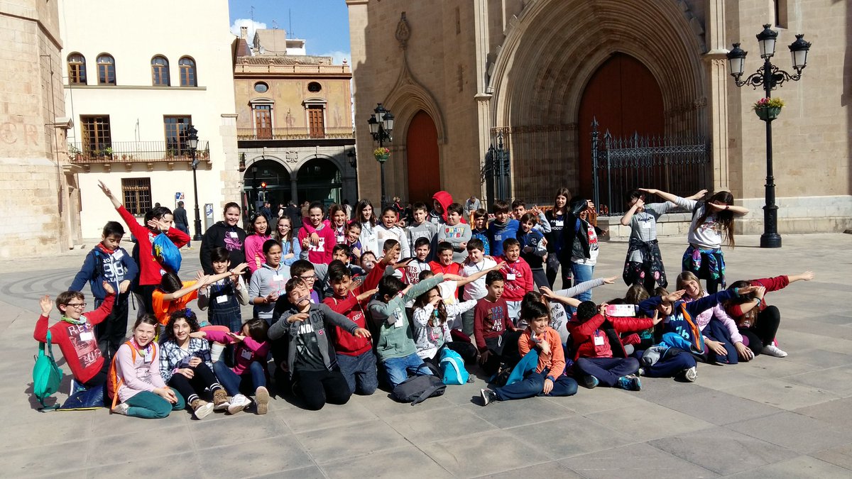 CarlyPeris's tweet photo. Hem finalitzat la Castellonada amb alegria #CSada17 #WMCP17 #CEIPMGG https://t.co/QVa7v3DUgK