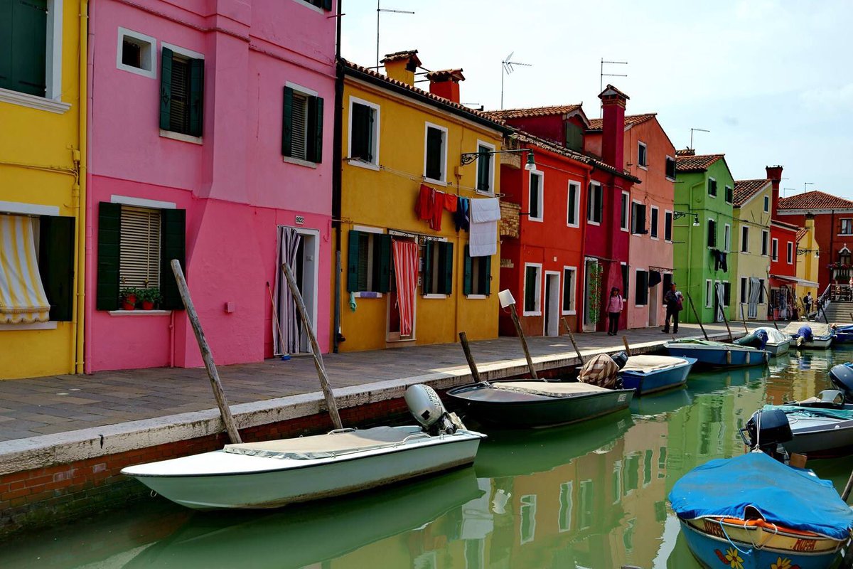 二都物語 イタリア ブラーノ Burano 彩色の町 色とりどりに塗られた家はこの町の特徴である 家 の色は霧の中でも漁に出た漁師が自分の家がどこか判断できるように彩色されたのだ 世界の絶景 行ってみたい人rt 観光 旅行好きな人と繋がりたい 二都物語 イタリア ブラーノ Burano 彩色の町 色とりどりに塗られた家はこの町の特徴である 家 の色は霧の中でも漁に出た漁師が自分の家がどこか判断できるように彩色されたのだ 世界の絶景 行ってみたい人rt 観光 旅行好きな人と繋がりたい