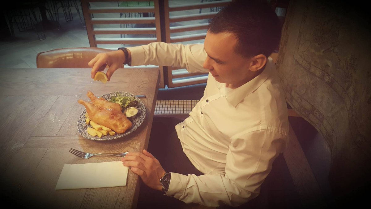 ForgansStAndrew's tweet photo. It's #ChipWeek! Here's Stewart paying homage to the good ol' classic #fishandchips #Forgans style
Come in and taste it yourself! https://t.co/p7KcF2MA2O