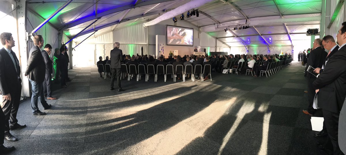 nicfm_usa's tweet photo. "Smart statt reaktiv" -Frank Wiemer,  @REWE_Supermarkt über #digitalisierung beim #FAL17. Zu teuer? "Es ist eine Investition in die Zukunft" https://t.co/mFQN8mQsML
