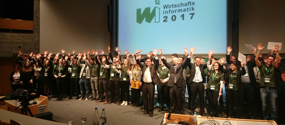 ABack's tweet photo. #wi2017 und jetzt alle vorn, nur nicht alle aufs Bild gepasst @wi_2017 https://t.co/EExaYWfmGy