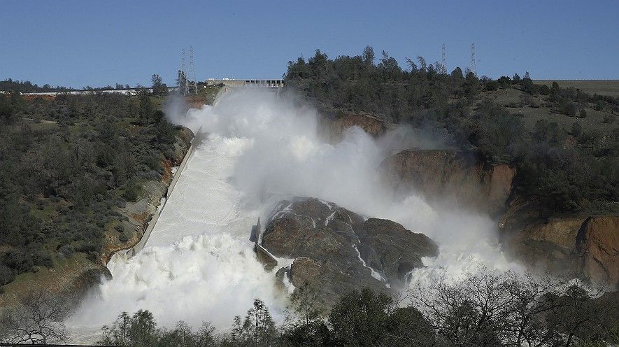 Newsela's tweet photo. Damaged dam spillway in N. California forces almost 200,000 to leave    https://t.co/rl1G5w4MM2 https://t.co/M82vdb5KKB