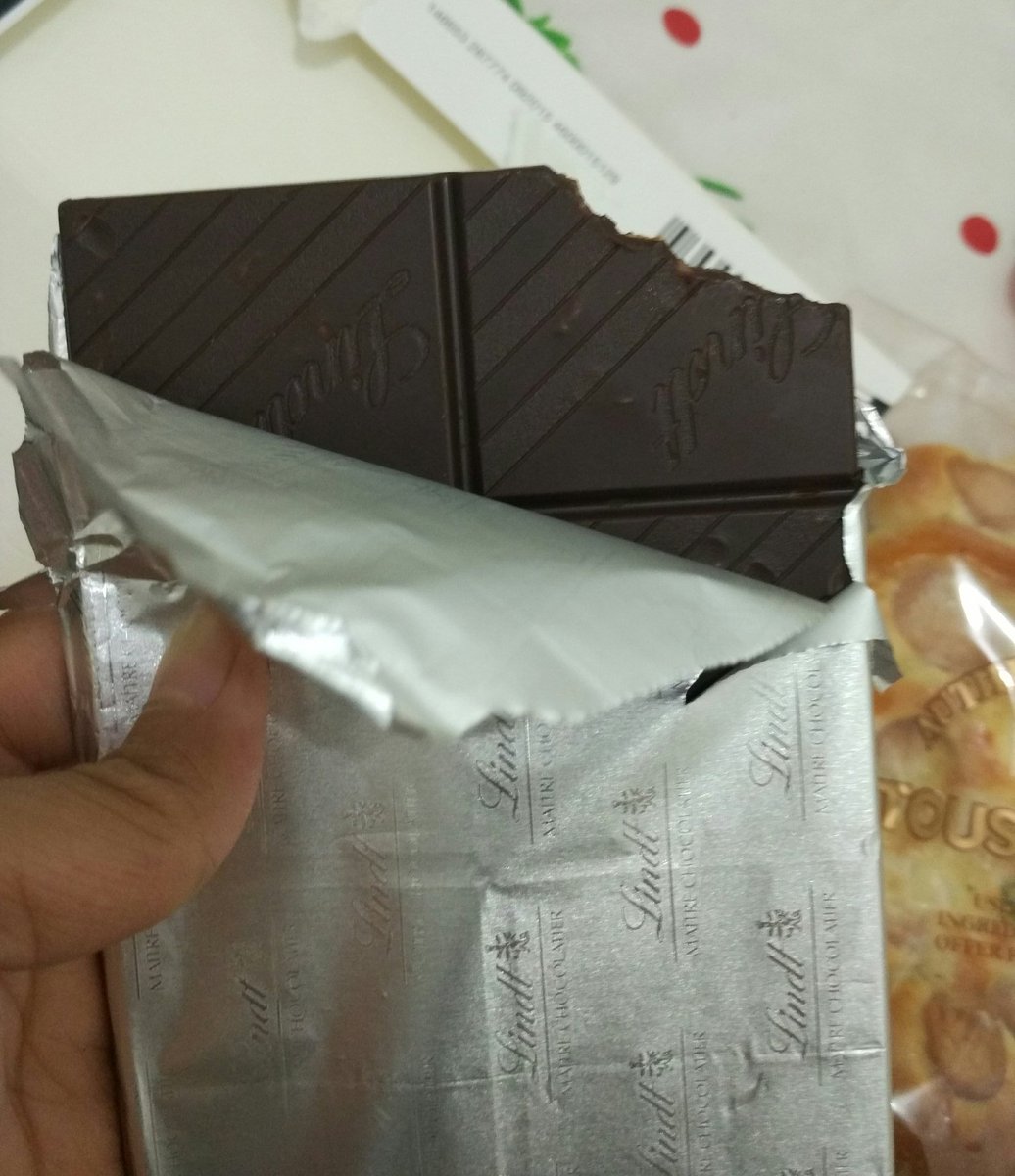 Yey dapet coklat valday dr temen kosan 🙌