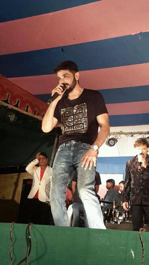 TeamPCFollowers's tweet photo. Still no one can beat @prosenjitbumba on stage... #PowerHouse #EnergyMachine @srispeak @nideascreations @pssent @shubhowithu @Aninditapriya https://t.co/J5YoYqqrHg