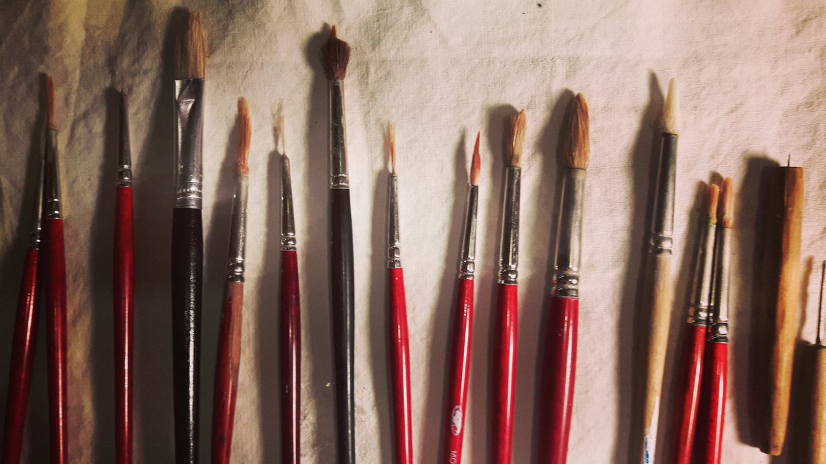 Una parte di me ......i miei pennelli : morbidi, a serbatoio , spelacchiati , fini , a punta.....come farei senza di loro.