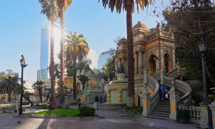 SeSantiagoCL's tweet photo. Ya lo viste? Mira esta guía de #Stgo elaborada por @guardian y disfrutemos nuestra ciudad! #SeSantiago #SeSmart https://t.co/BKyvd8lpdk https://t.co/W490IdVPXU