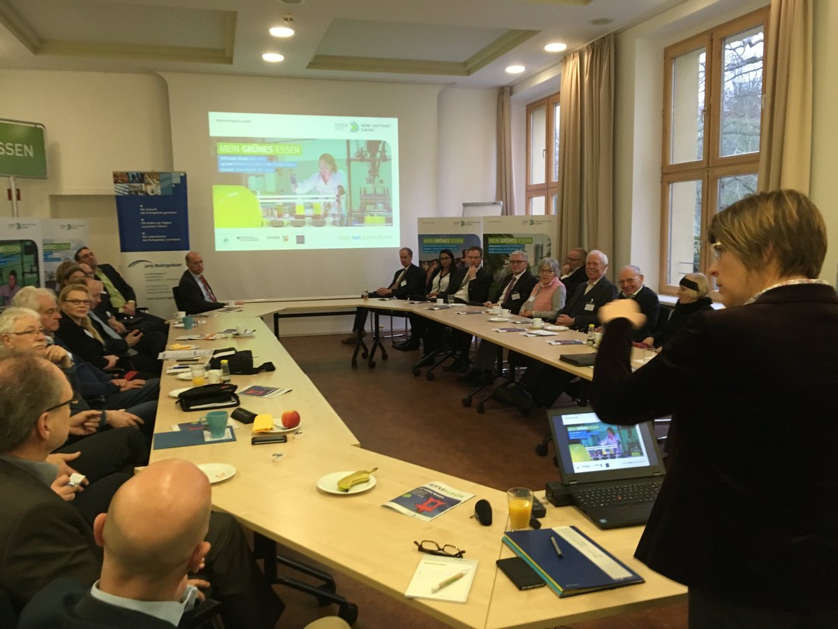 DWD_klima's tweet photo. Der DWD unterstützt die Stadt #Essen bei „Grüne Hauptstadt Europas“ #egc2017 –Umweltdezernentin #Raskob beim Frühstück vor Ort https://t.co/KgamAK1b95