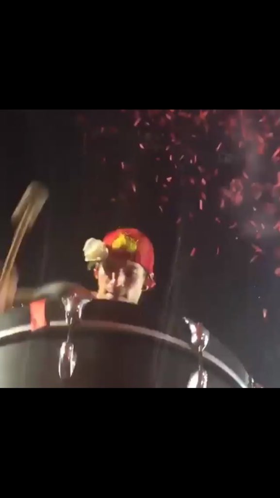 scarIetjosh's tweet photo. #iHeartAwards #Heathens #BestMovieSong https://t.co/VWh8kTBudN